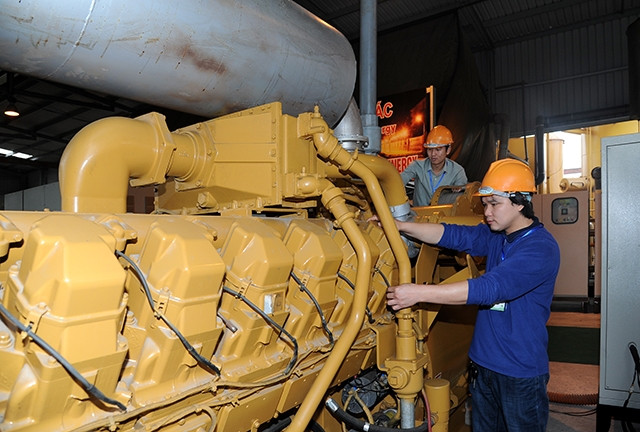 Vận hành hệ thống lò khí hóa đa nhiên liệu, chuyển hóa rác thải thành điện năng ở Khu công nghiệp Đồng Văn, tỉnh Hà Nam. Ảnh: Hải Thanh
