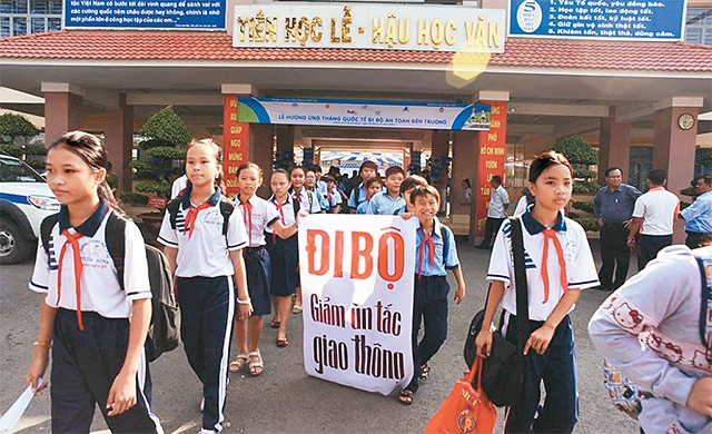Học sinh THCS hưởng ứng chương trình đi bộ an toàn để giảm kẹt xe.