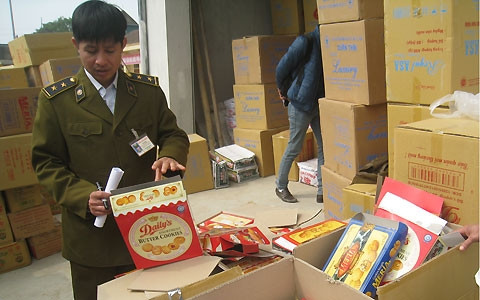 Lực lượng chức năng đã phát hiện hai tấn bánh kẹo và bột ngọt giả tại kho hàng của chủ hộ kinh doanh Trần Đức Hùng ở TP Hà Tĩnh.