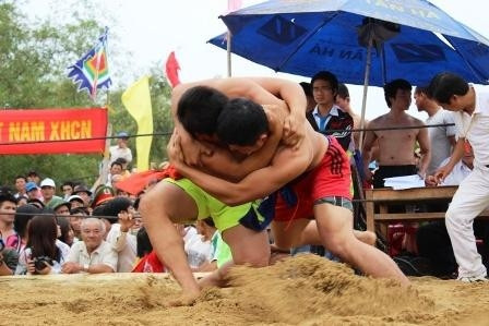 Hội vật truyền thống làng Sình được khai mạc từ sáng sớm mồng 10 Tết.