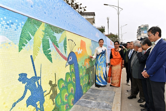 Họa sĩ Nguyễn Thu Thủy và Đại sứ Sri Lanka Hasanthi Dissanayake giới thiệu bức tranh trong lễ khánh thành.