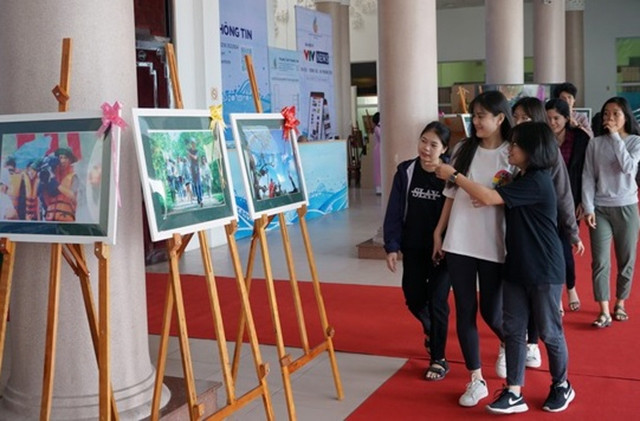 Các bạn trẻ đến với triển lãm ảnh chủ đề Những người làm truyền hình.