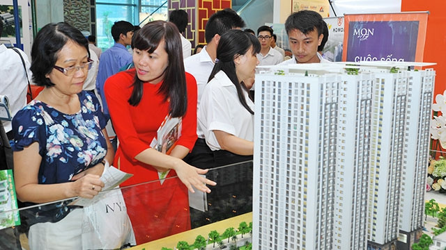 Các doanh nghiệp bất động sản phải cơ cấu lại sản phẩm, chuyển hướng mạnh sang phân khúc thị trường nhà ở có giá vừa túi tiền.