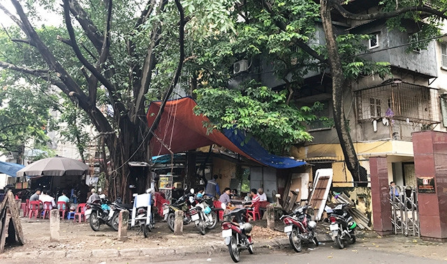 Cả khu sân chung phía trước khu tập thể H1 Văn Chương (quận Đống Đa, Hà Nội) bị lấn chiếm trở thành nơi buôn bán.