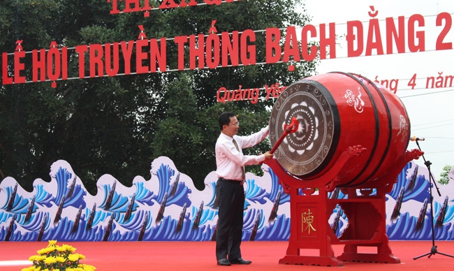Lãnh đạo thị xã Quảng Yên gióng trông khai mạc lễ hội.