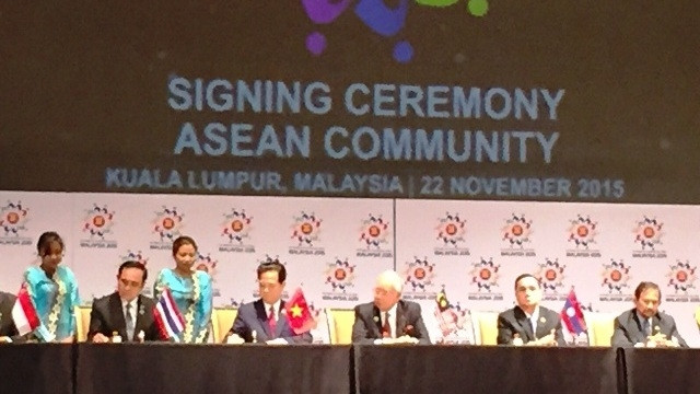 Lễ ký Tuyên bố Kuala Lumpur về việc thành lập Cộng đồng ASEAN 2015 và Tuyên bố Kuala Lumpur về Tầm nhìn Cộng đồng ASEAN 2025. (Ảnh: PĐVN)