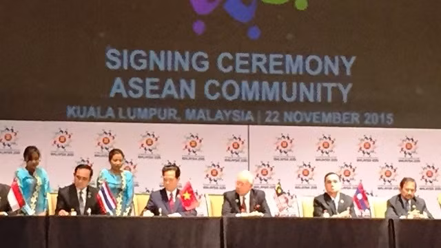 Lễ ký Tuyên bố Kuala Lumpur về việc thành lập Cộng đồng ASEAN 2015 và Tuyên bố Kuala Lumpur về Tầm nhìn Cộng đồng ASEAN 2025. (Ảnh: PĐVN)
