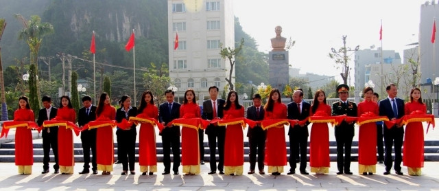 Lãnh đạo tỉnh Quảng Ninh và ngành Than cắt băng khánh thành Tượng đài đồng chí Vũ Văn Hiếu.