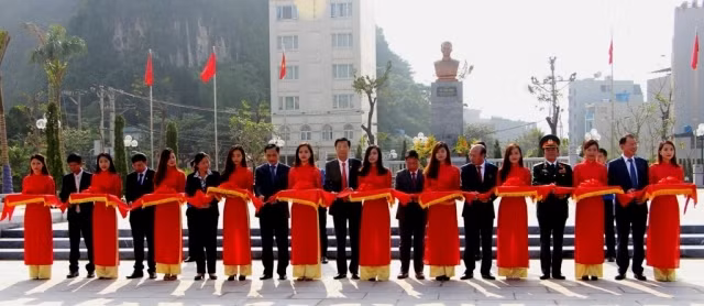 Lãnh đạo tỉnh Quảng Ninh và ngành Than cắt băng khánh thành Tượng đài đồng chí Vũ Văn Hiếu.