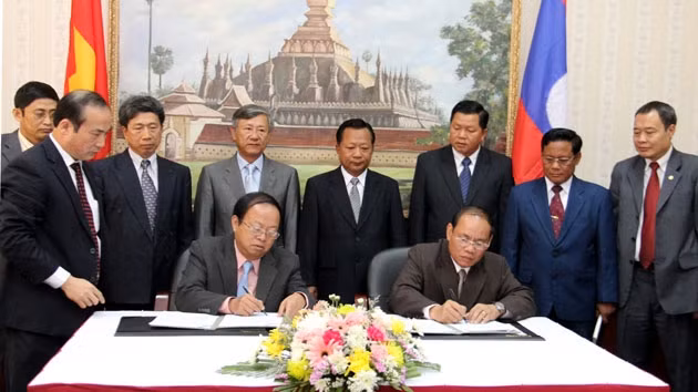 Trung tướng Đào Duy Minh và Thiếu tướng Vi-lay La-khăm-phon ký biên bản ghi nhớ cuộc gặp.