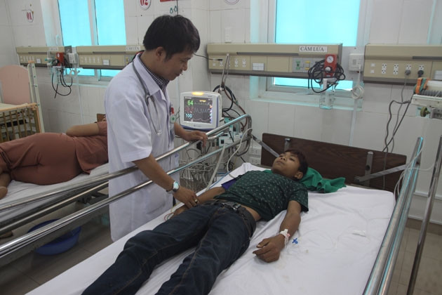 Em Hồ Văn Cười đã qua cơn nguy kịch nhưng vẫn được theo dõi đặc biệt tại Khoa Nhi, Bệnh viện Đa khoa tỉnh Quảng Trị.