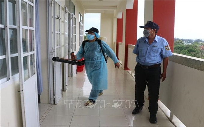 Các trường học tại tỉnh Phú Yên thực hiện tiêu độc khử trùng khuôn viên, phòng học. (Ảnh: TTXVN)