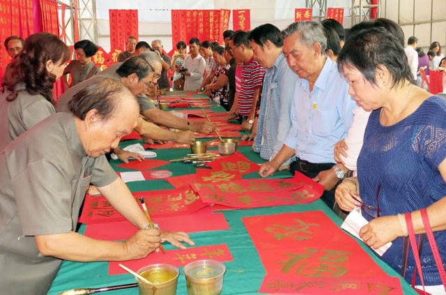 Thư pháp từ thiện Xuân Đinh Dậu 2017 thu gần 200 triệu đồng