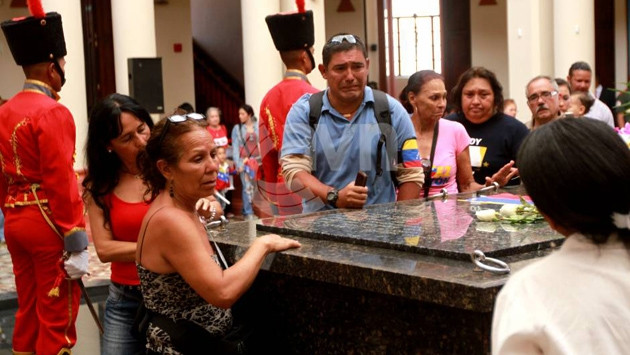 Nhiều người dân Venezuela không khỏi xúc động khi đến viếng cố Tổng thống Hugo Chavez sau một năm ông qua đời. (Ảnh: AVN)