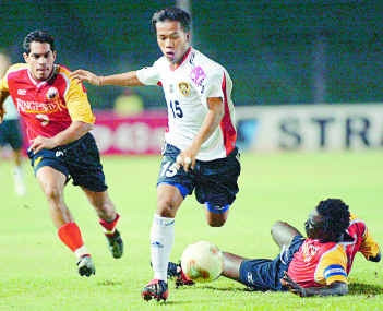 D.Thonglao (giữa) khi còn
khoác áo BEC Tero.
