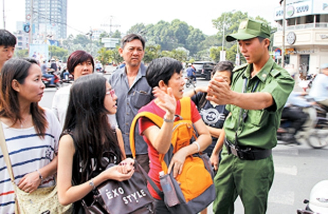 Lực lượng thanh niên xung phong luôn sẵn sàng hỗ trợ, hướng dẫn du khách, tránh tình trạng bị "chặt chém" khi tham quan TP Hồ Chí Minh. 