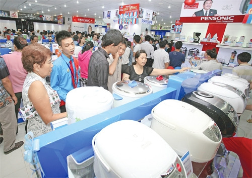 Do việc mua bán hàng hóa qua mạng chứa đựng nhiều rủi ro cho nên một bộ phận người tiêu dùng vẫn lựa chọn theo phương thức truyền thống là đến mua sắm trực tiếp tại cửa hàng, siêu thị... Trong ảnh: Ng