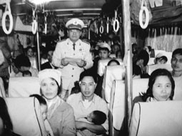 Cảnh sát giao thông kiểm tra xe ô-tô
khách chở quá tải ở Thanh Hóa
trong dịp Tết.