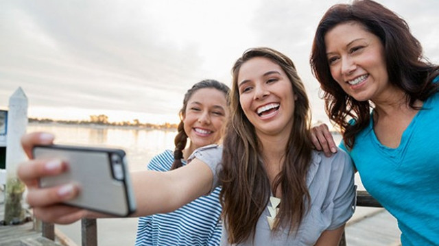 Giới trẻ phương Tây đang sống lành mạnh hơn. Ảnh: THE GUARDIAN