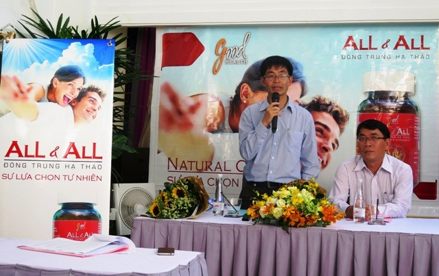 TS Trương Bình Nguyên (đứng) giới thiệu công trình nghiên cứu nấm đông trùng hạ thảo chi Cordyceps Sinensis.