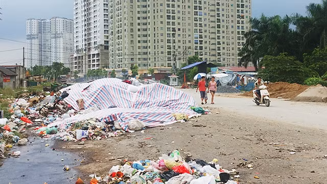 Bãi rác tạm gây ô nhiễm môi trường nhưng chưa được xử lý.