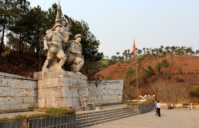 Tượng đài di tích lịch sử ngã ba Cò Nòi.