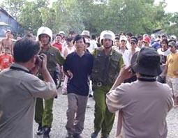 Hai Chi bị bắt.