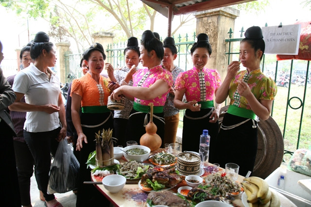 Phụ nữ Thái xã Thanh Chăn, huyện Điện Biên trổ tài ẩm thực dân tộc trong hội thi "Hương sắc Điện Biên".