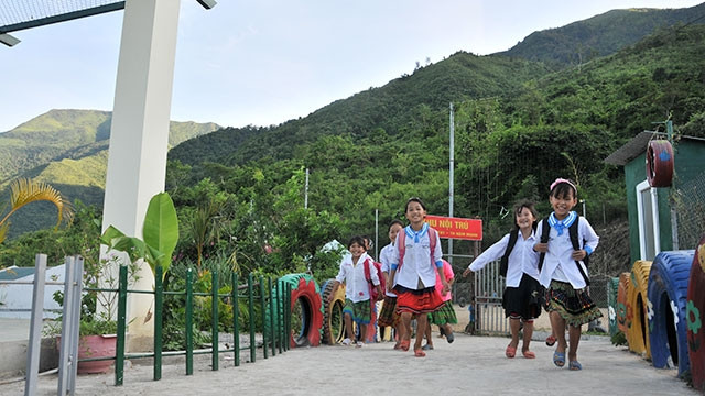 Đường từ khu ở nội trú đến trường được trang trí thật đẹp.