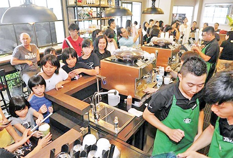 Cửa hàng cà-phê Strarbucks tại Hà Nội.  Ảnh: LÊ HIẾU
