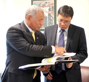 Tổng Giám đốc NASA trao đổi với GS Châu Văn Minh, Chủ tịch VAST về những điều quan sát từ vũ trụ.