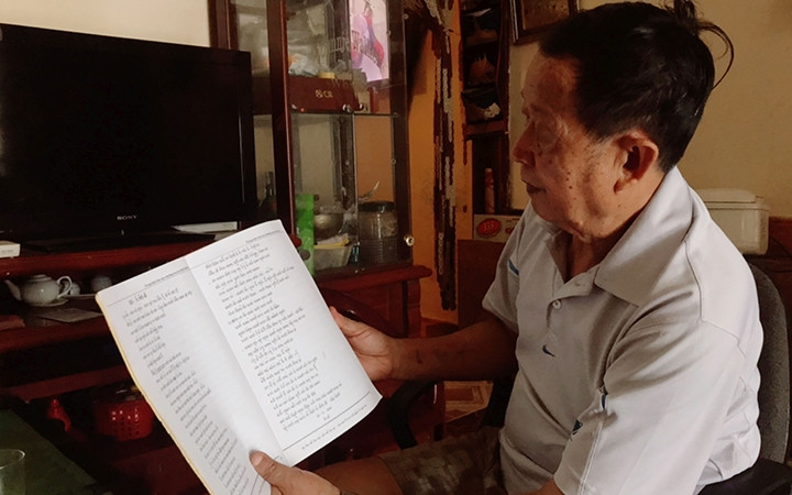 Ông Lò Văn Thâng giới thiệu về tập sách chữ Thái do ông biên soạn.