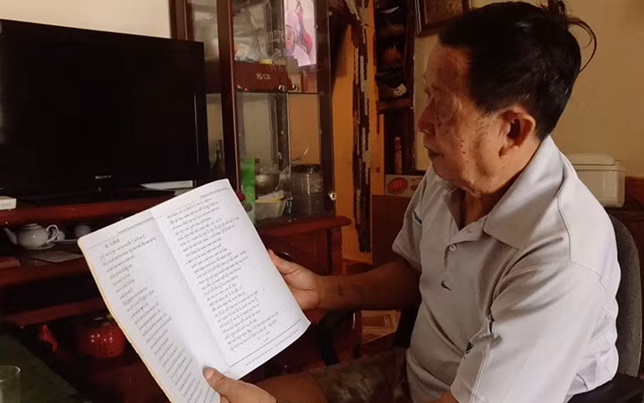 Ông Lò Văn Thâng giới thiệu về tập sách chữ Thái do ông biên soạn.