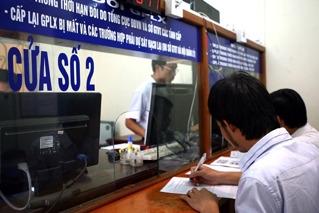 Để ngăn chặn nạn "cò xe", người dân cần nắm rõ thông tin, tuân thủ luật pháp khi làm các thủ tục cấp, đổi giấy phép lái xe. Ảnh: HUY HÙNG