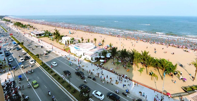 Đường Hồ Xuân Hương được mở rộng tạo không gian thoáng và thuận lợi cho khu du lịch Sầm Sơn. Ảnh: NGỌC MAI