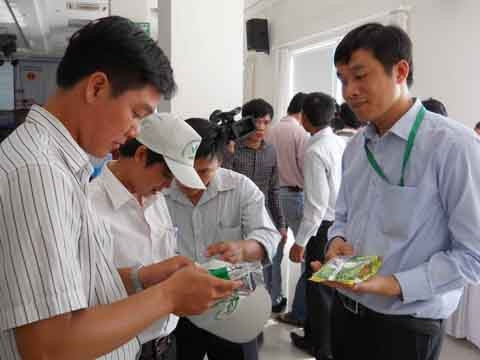 Nông dân các tỉnh duyên hải Nam Trung bộ được giới thiệu các giống cây chụi hạn cho năng suất, giá trị kinh tế cao hơn trồng lúa tại diễn đàn.