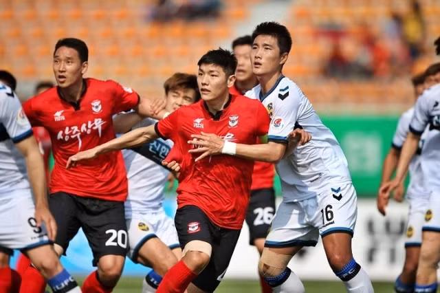 Dịch Covid-19 ảnh hưởng nghiêm trọng đến giải bóng đá hàng đầu xứ sở Kim Chi.