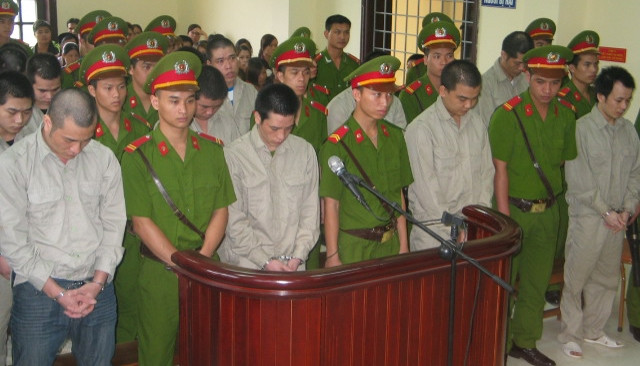 Các bị cáo đang nghe tuyên án tại phiên tòa xét xử sơ thẩm của Hội đồng xét xử Tòa án nhân dân tỉnh Lạng Sơn.