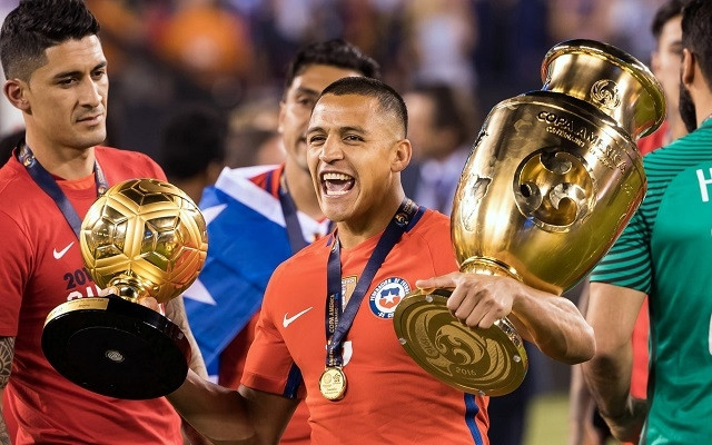 Tiền đạo Alexis Sanchez ăn mừng chức vô địch Copa America 2016 cùng đồng đội ở tuyển Chile. Chile là đương kim vô địch giải đấu với hai lần giành cúp liên tiếp vào các năm 2015 và 2016. (Ảnh: ISI/Rex/