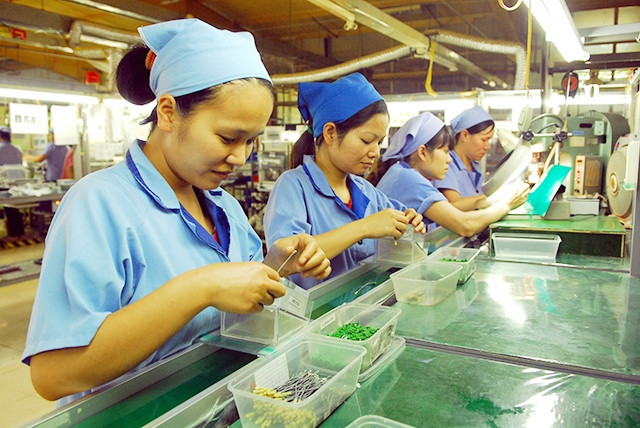 Dây chuyền sản xuất phụ kiện điện tử, cảm biến công nghệ cao tại nhà máy của công ty. 