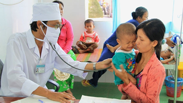 Khám bệnh cho các cháu nhỏ ở Bệnh viện huyện Vị Thủy (Hậu Giang). Ảnh: DUY KHƯƠNG