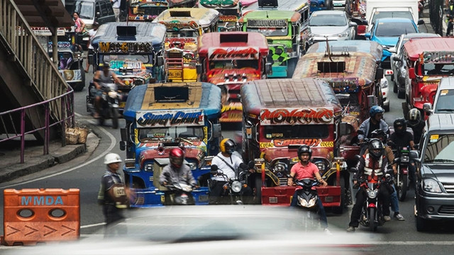 Những chiếc xe jeepney trên đường phố Manila. Ảnh: AFP