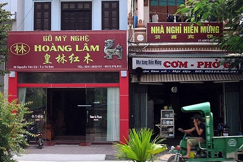 Biển hiệu tiếng nước ngoài tràn lan ở thị xã Từ Sơn (Bắc Ninh). (Ảnh: vietnamnet.vn)