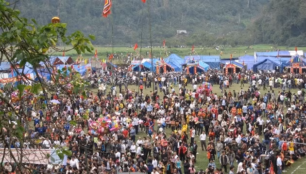 Lễ hội hồ Ba Bể thu hút hàng vạn người tham gia.