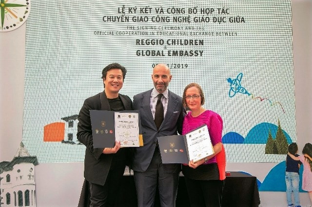 Ký kết ra mắt trường Little Em’s giữa nhà sáng lập Bùi Vu Thanh và TS. Claudia Giudici - Chủ tịch Reggio Children (Italy) với sự chứng kiến của Tổng lãnh sự Italy Dante Brandi (giữa).