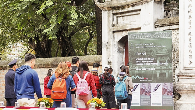 Khách tham quan tìm hiểu những tiện ích mới.