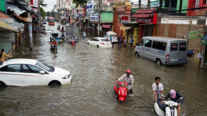 Ðường Phan Huy Ích, quận Tân Bình (TP Hồ Chí Minh) bị ngập sâu, người dân di chuyển khó khăn. Ảnh: LÊ QUÂN