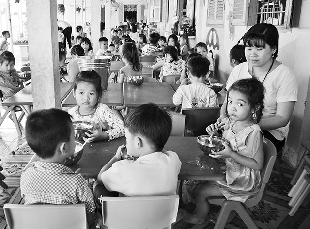 Học sinh Trường mầm non Trúc Xanh, xã Nhị Long, huyện Càng Long ăn trưa tại trường.