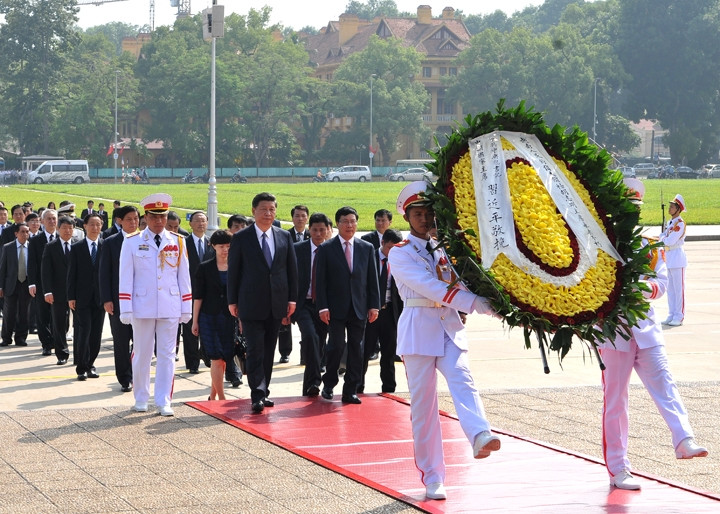 Tổng Bí thư, Chủ tịch Trung Quốc Tập Cận Bình đặt vòng hoa và vào Lăng viếng Chủ tịch Hồ Chí Minh.
