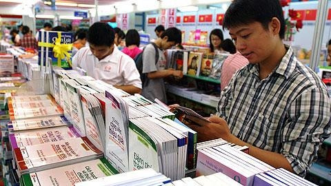 Nhiều bạn trẻ "ngợp" giữa cơ man sách dạy cách làm giàu. Ảnh: TRẦN THANH